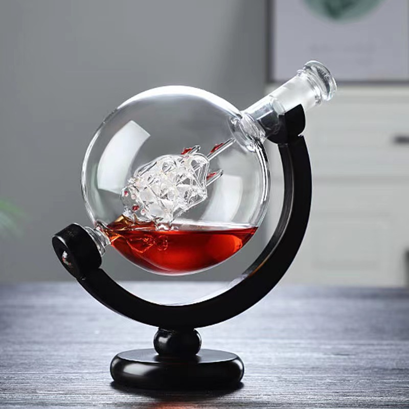 Decanter Creativo a Forma di M - Wine Whiskey Beer recensione e prezzo